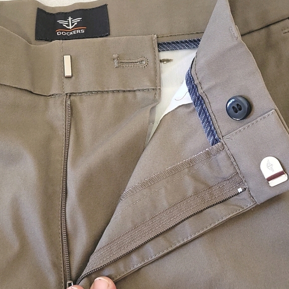 Dockers Plain Front Brown Pants Sz 30 x 32 - Picture 2 of 5